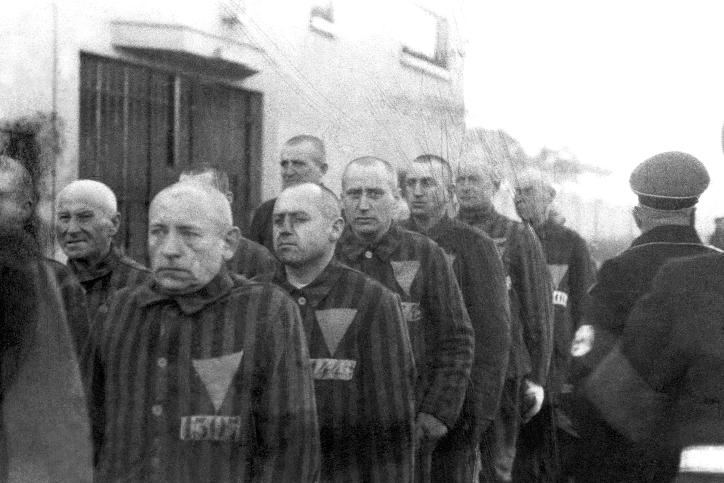 El triángulo rosa "marcaba" a los gays dentro de los campos de concentración y los convertía en el escalafón más bajo de los prisioneros