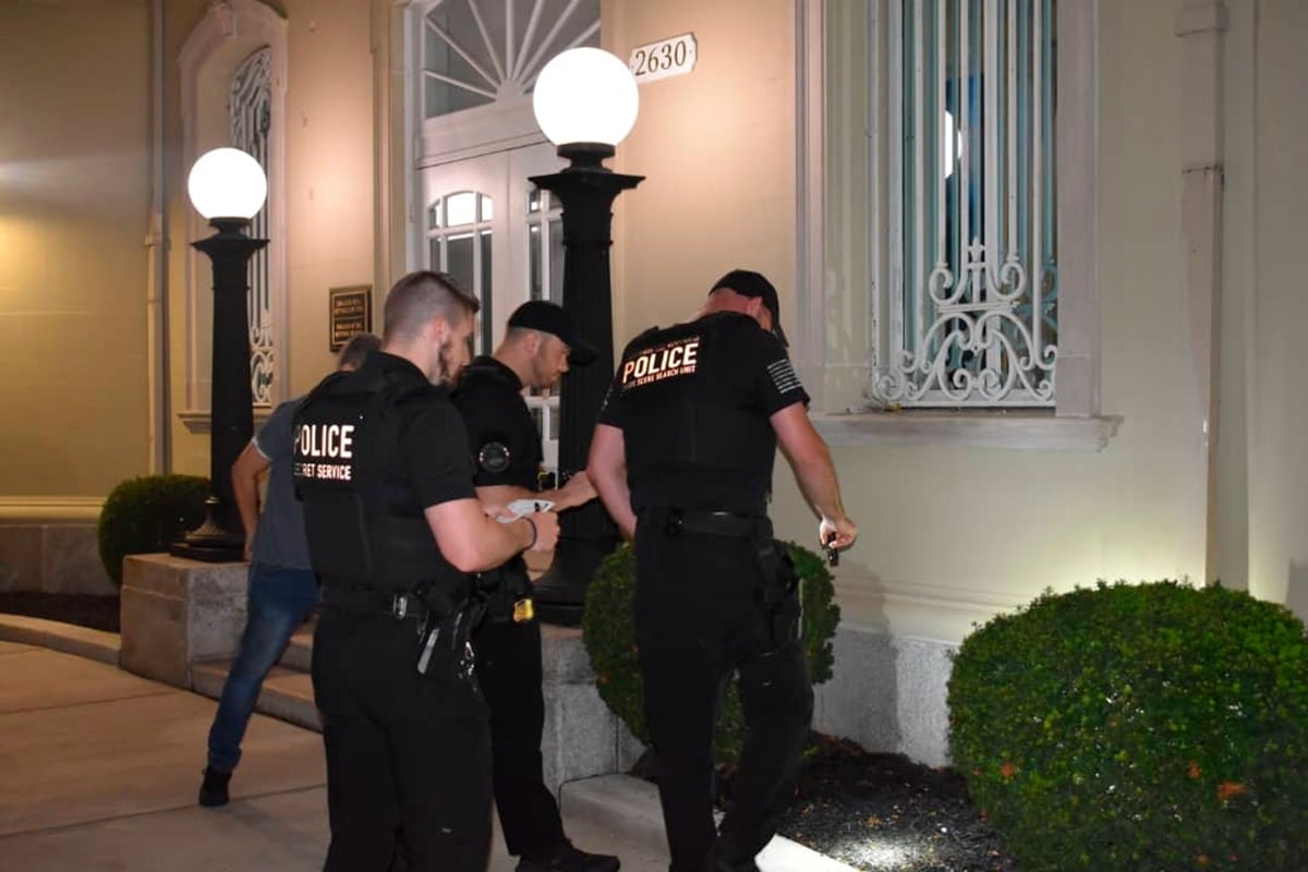 Policías estadounidenses investigan el ataque a la embajada cubana.