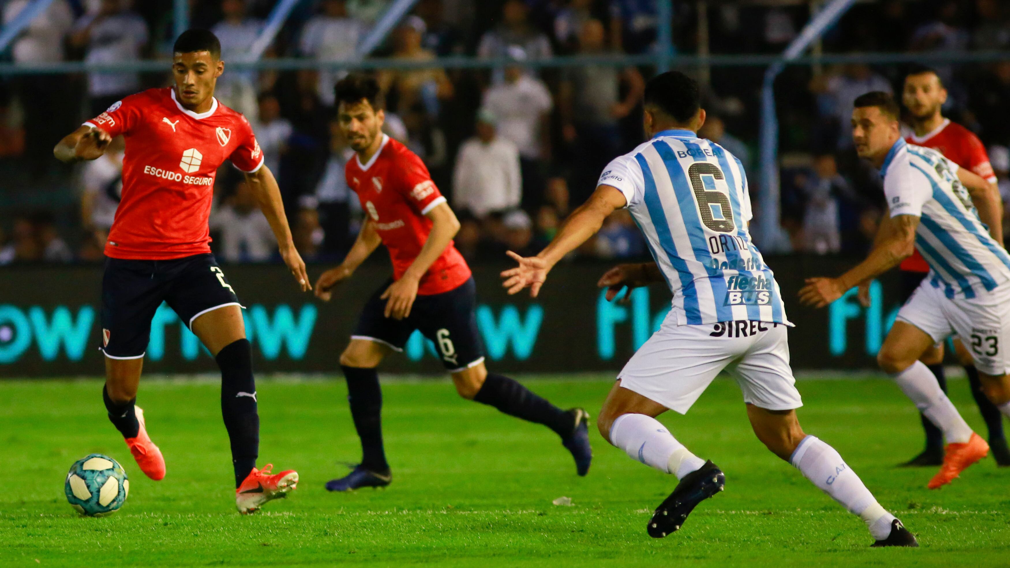 Franco sale jugando desde el fondo de Independiente.