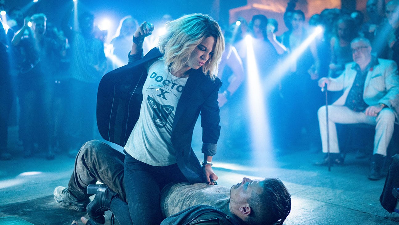 El psiquiatra de la protagonista sugiere que Lindy trate de relacionarse mejor con  los hombres. 