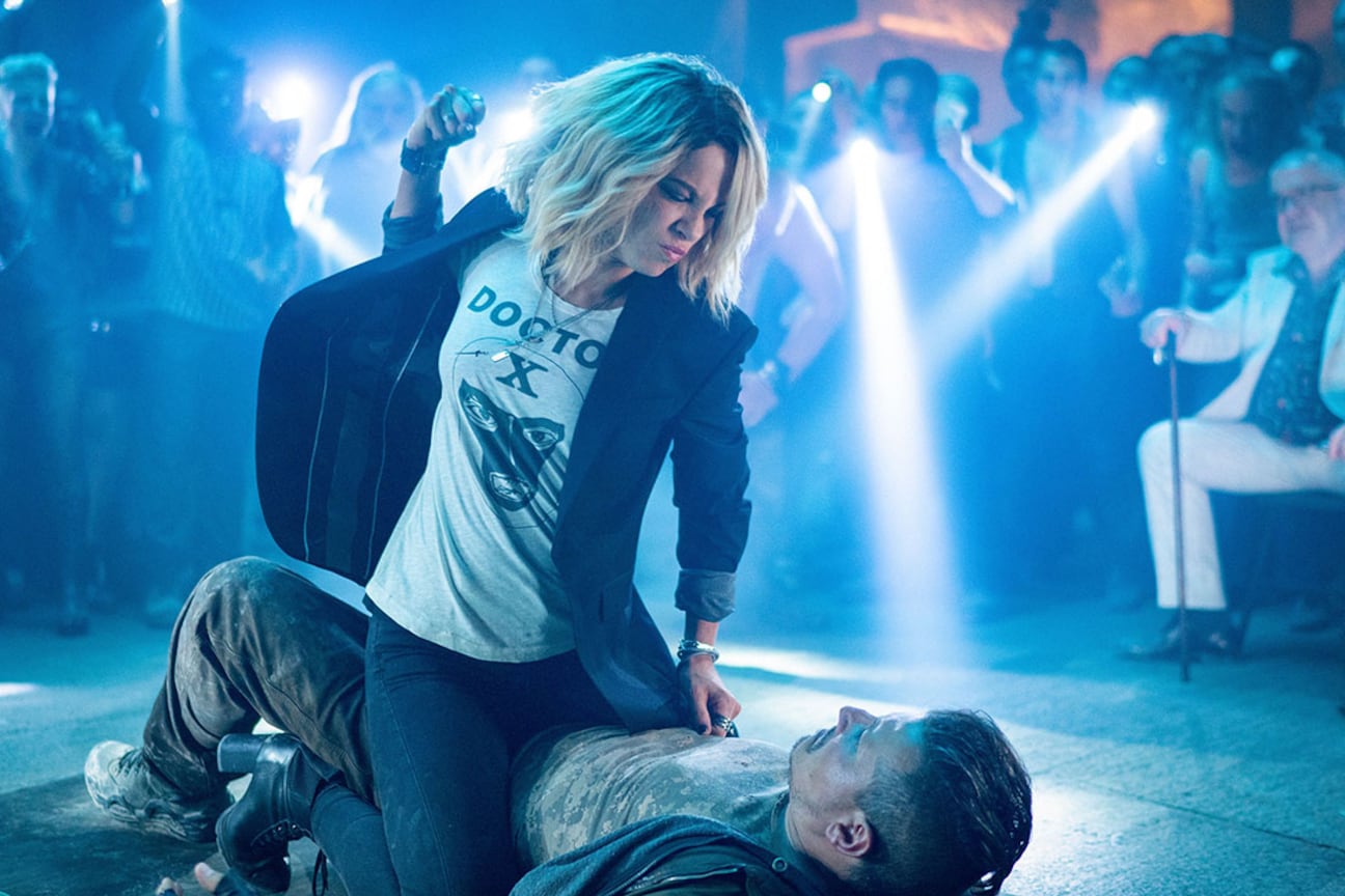 El psiquiatra de la protagonista sugiere que Lindy trate de relacionarse mejor con los hombres.