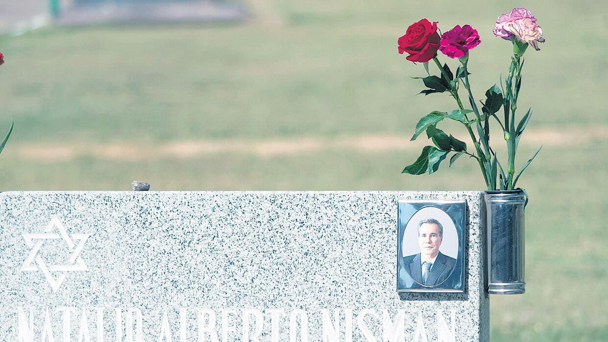 La tumba de Alberto Nisman en La Tablada convocó ayer a sus allegados a tres años de su muerte.