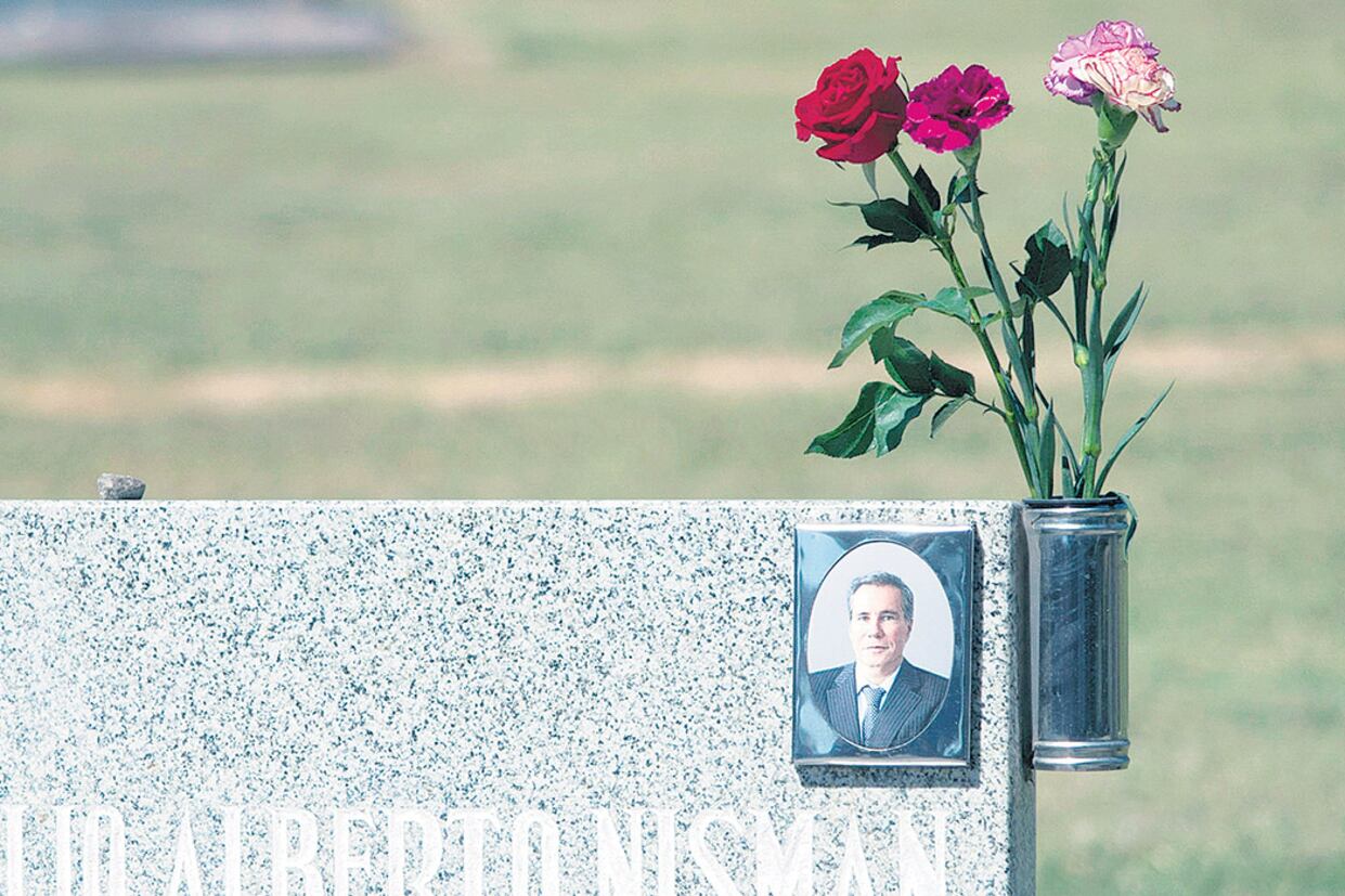 La tumba de Alberto Nisman en La Tablada convocó ayer a sus allegados a tres años de su muerte.