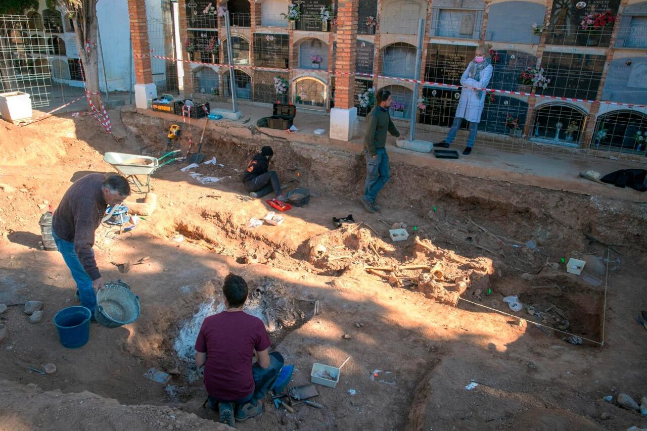 Excavación en el cementerio de Belchite en el que se encontraron dos fosas con restos de personas que habrían sido fusiladas durante la guerra civil española.