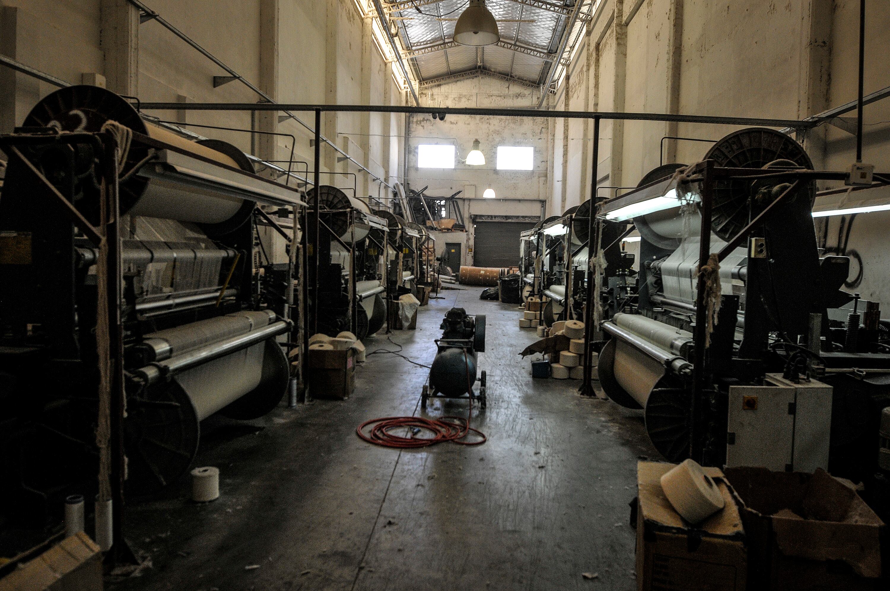 Máquinas paradas y salas vacías, una postal de la industria bonaerense en la era Milei. 
