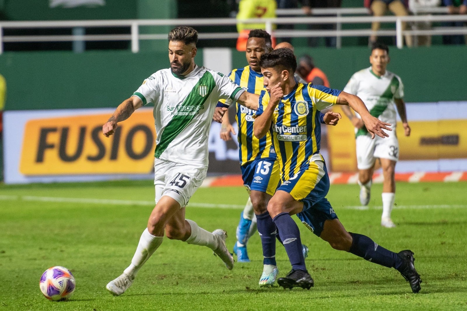 Milton Gimenéz marcó los dos goles de Banfield. Está a préstamo desde Necaxa de México