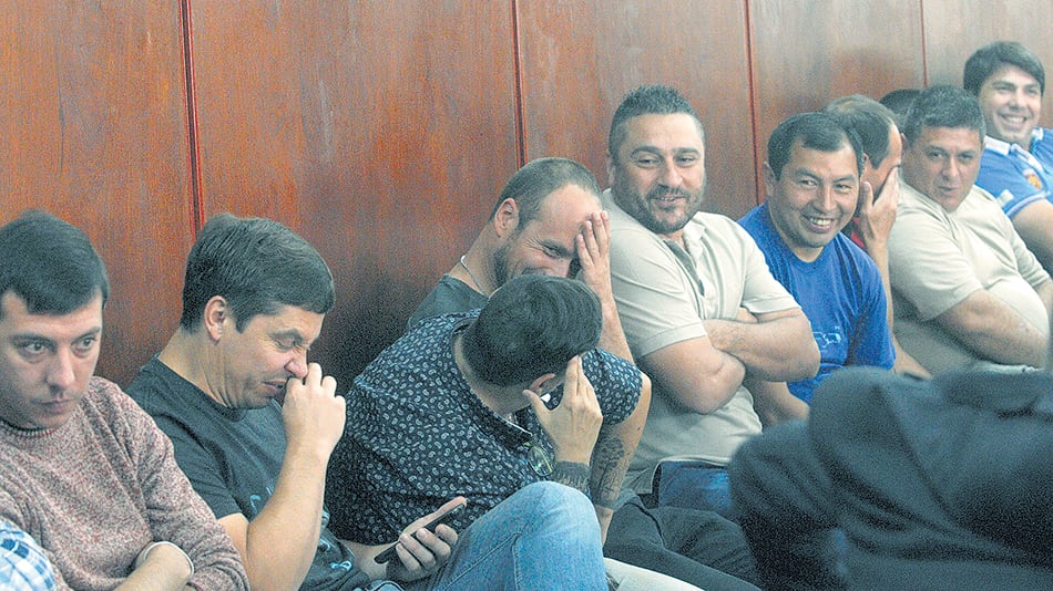 Algunos de los imputados antes del inicio de la audiencia de ayer.