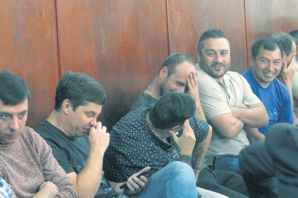 Algunos de los imputados antes del inicio de la audiencia de ayer.