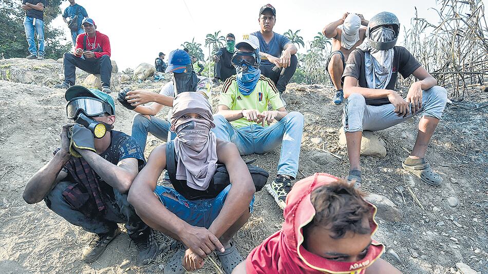 Manifestantes permanecen en el puente Simón Bolívar en Cúcuta, Colombia.