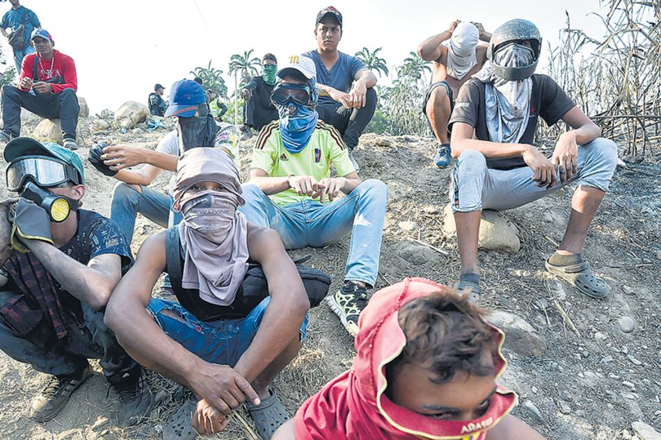 Manifestantes permanecen en el puente Simón Bolívar en Cúcuta, Colombia.