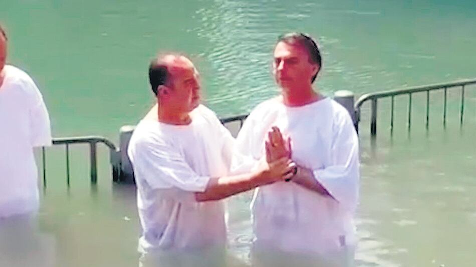El bautismo de Bolsonaro en el río Jordán. El apoyo evangélico fue clave para el triunfo en primera vuelta del candidato ultraderechista.