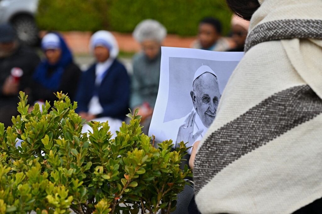 Jorge Bergoglio fue ingresado el 14 de febrero en el hospital Gemelli de Roma por una bronquitis, que derivó en una neumonía bilateral. Desde entonces, sufrió varias recaídas  