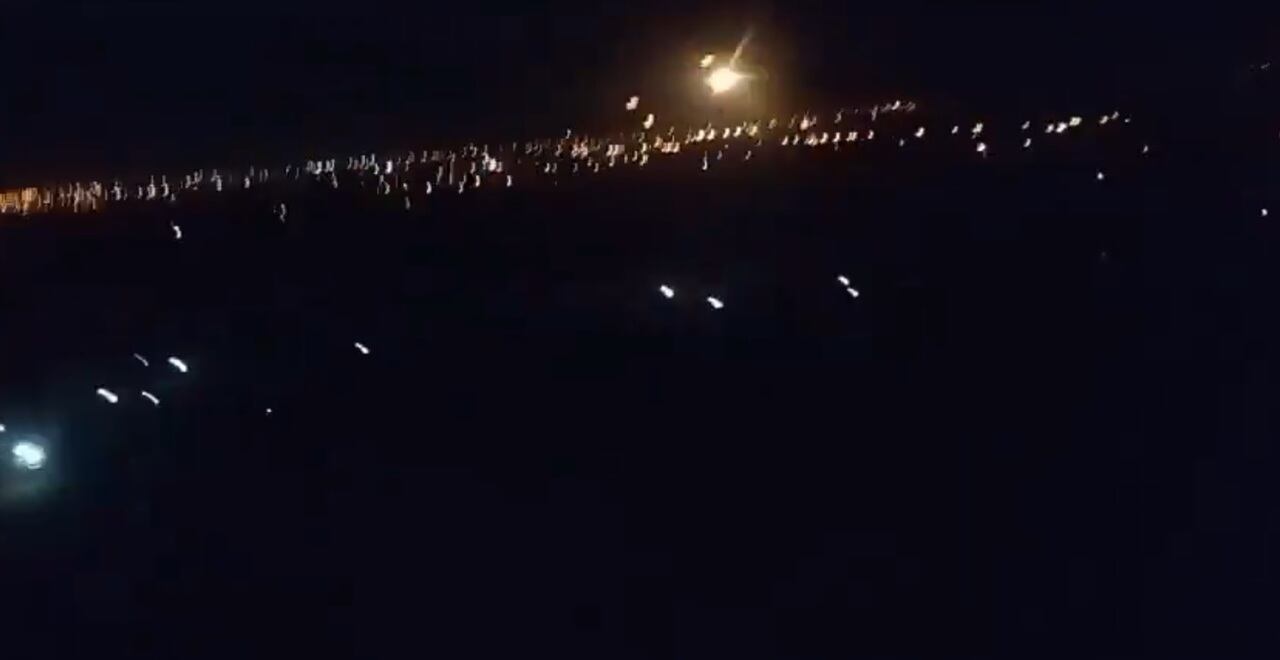 El momento del golpe, captado dentro del avión. 