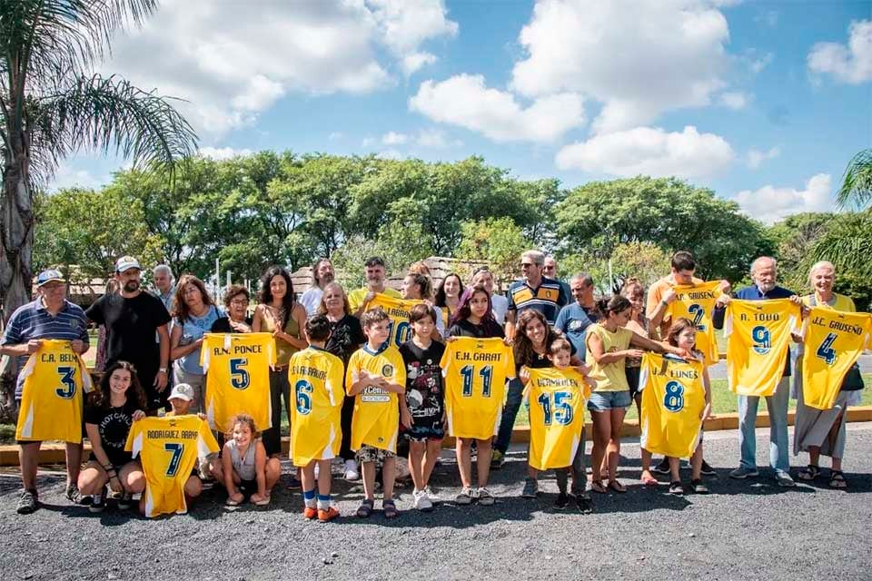 Familiares con nombres de desaparecidos.