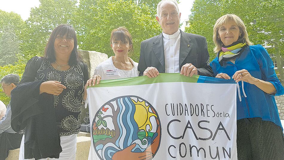 Emilce Cuda y monseñor Lugones (cent.) junto a miembros de Cuidadores de la Casa Común.