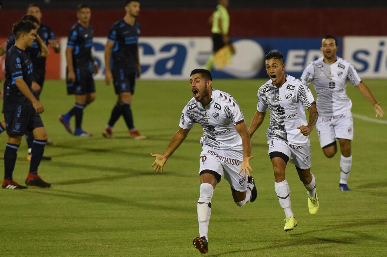 Luciano Recalde grita el primer gol de Platense, apenas iniciado el encuentro.