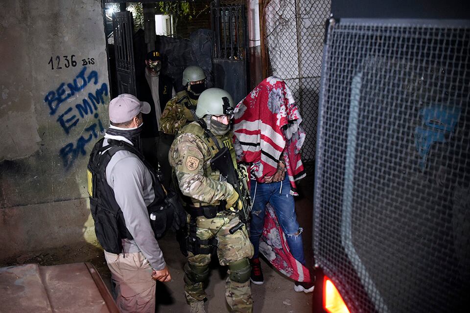 Anoche, momento que retiran a uno de los detenidos.