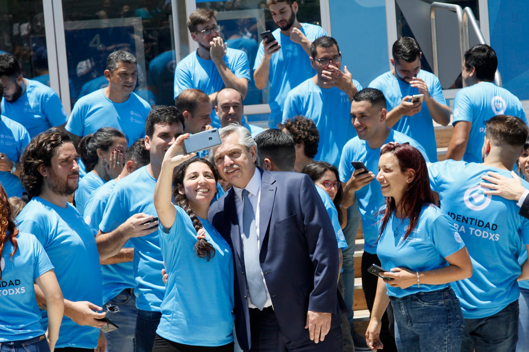 El presidente, con algunos de los 500 trabajadores que brindarán atención en los puntos seleccionados. 