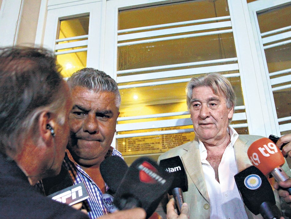 Claudio “Chiqui” Tapia y Armando Pérez, juntos ayer en puerta de la AFA.