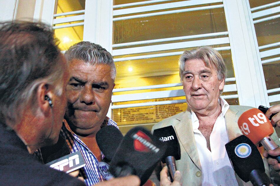 Claudio “Chiqui” Tapia y Armando Pérez, juntos ayer en puerta de la AFA.