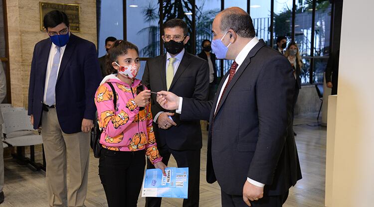 El gobernador Manzur, en la presentación y entrega de las primeras tarjetas. 