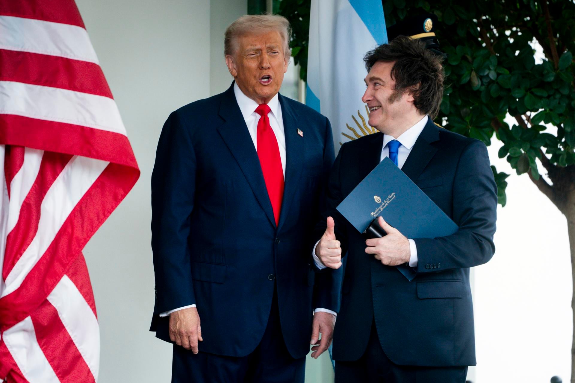 Trump condicionó el respaldo económico de Estados Unidos a la reelección de Milei y desató un martes negro en los mercados. 