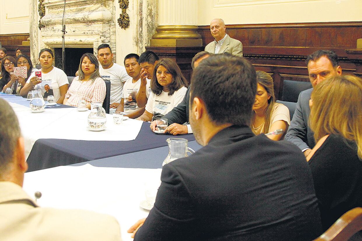 El encuentro en el Congreso fue pedido por los familiares y motorizado por el diputado Carmona.