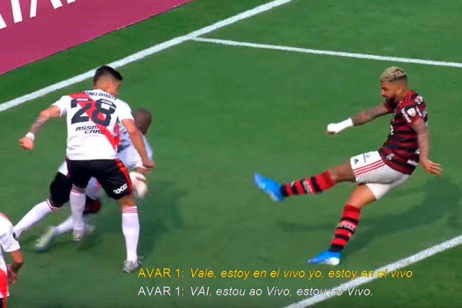 El momento en que el zurdazo de Gabigol da en el codo de De La Cruz.