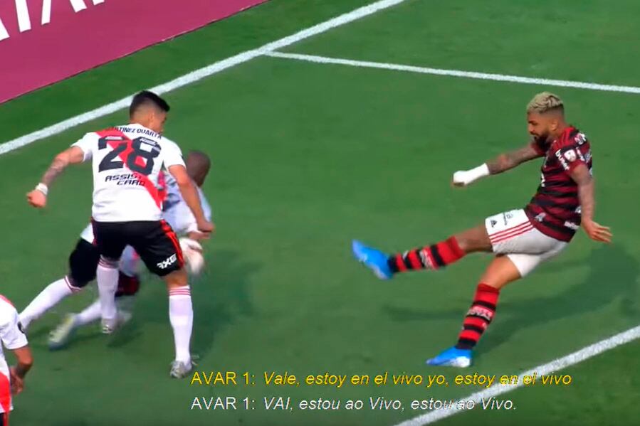 El momento en que el zurdazo de Gabigol da en el codo de De La Cruz.