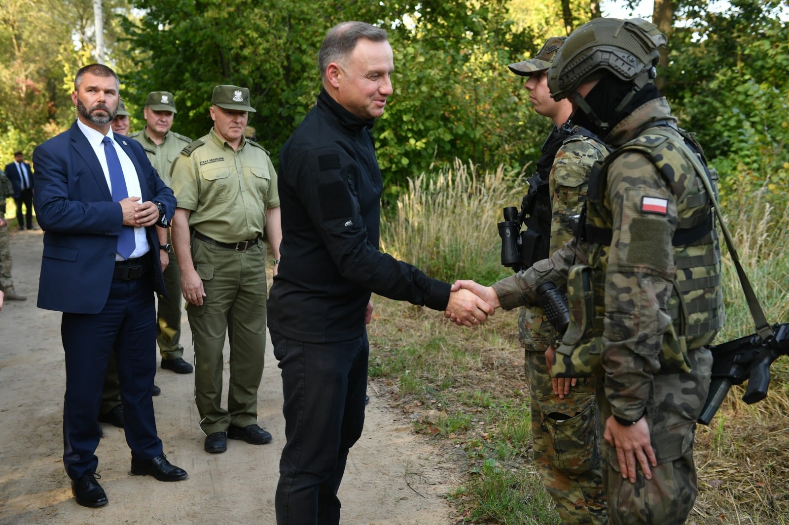El presidente polaco Andrzej Duda visitó a la Guardia Fronteriza en Orchowek.