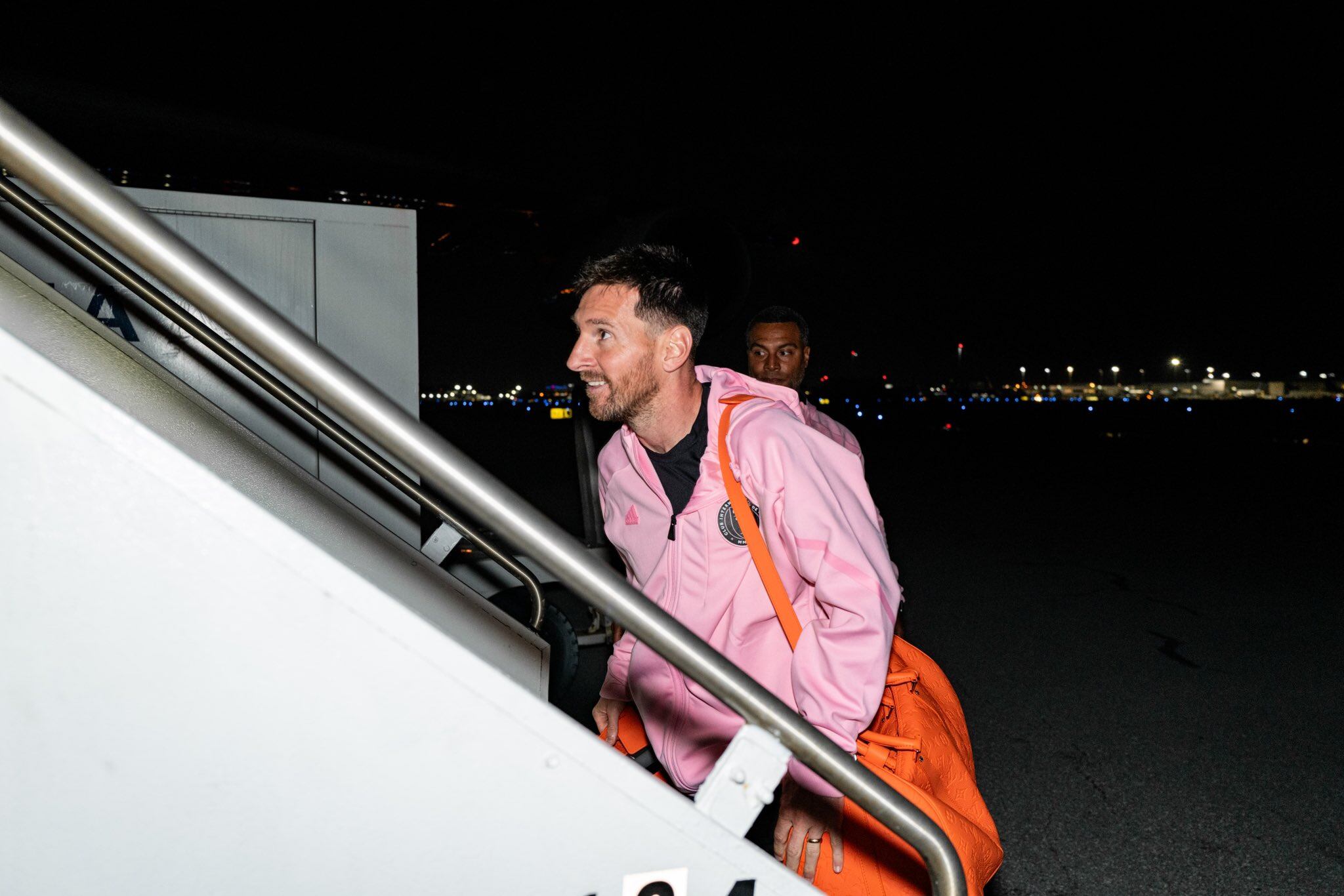 Messi sube al avión rumbo a Arabia Saudita.