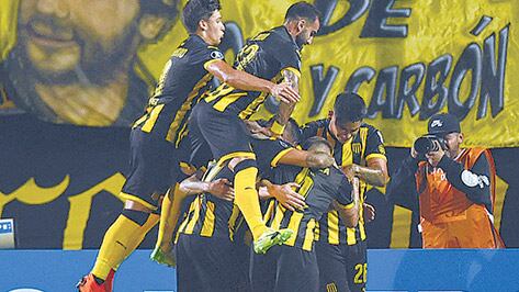 Festejo carbonero en el 1-0.