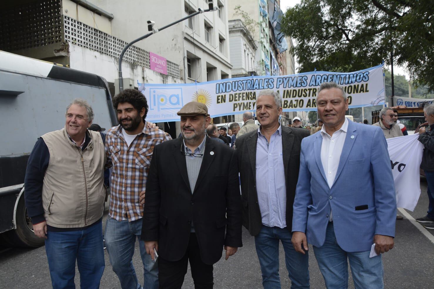 Rosato junto a referentes de Industriales PyMEs Argentinos (IPA) en la marcha del 1 de mayo.