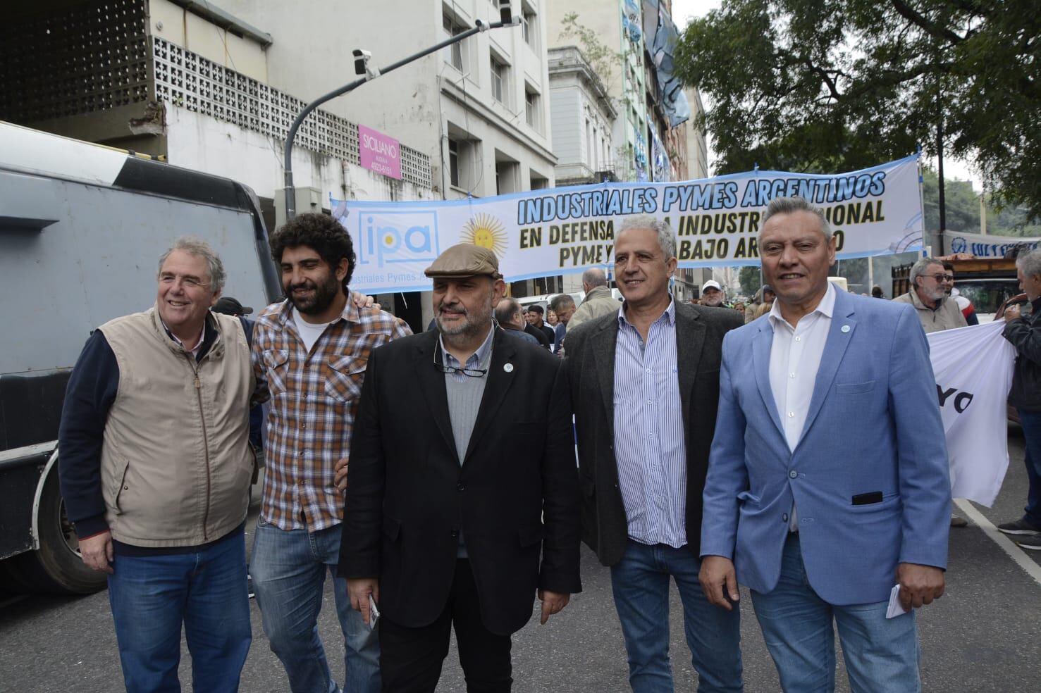 Rosato junto a referentes de Industriales PyMEs Argentinos (IPA) en la marcha del 1 de mayo.