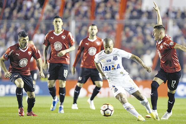 El ex River Carlos Sánchez debía cumplir una suspensión.