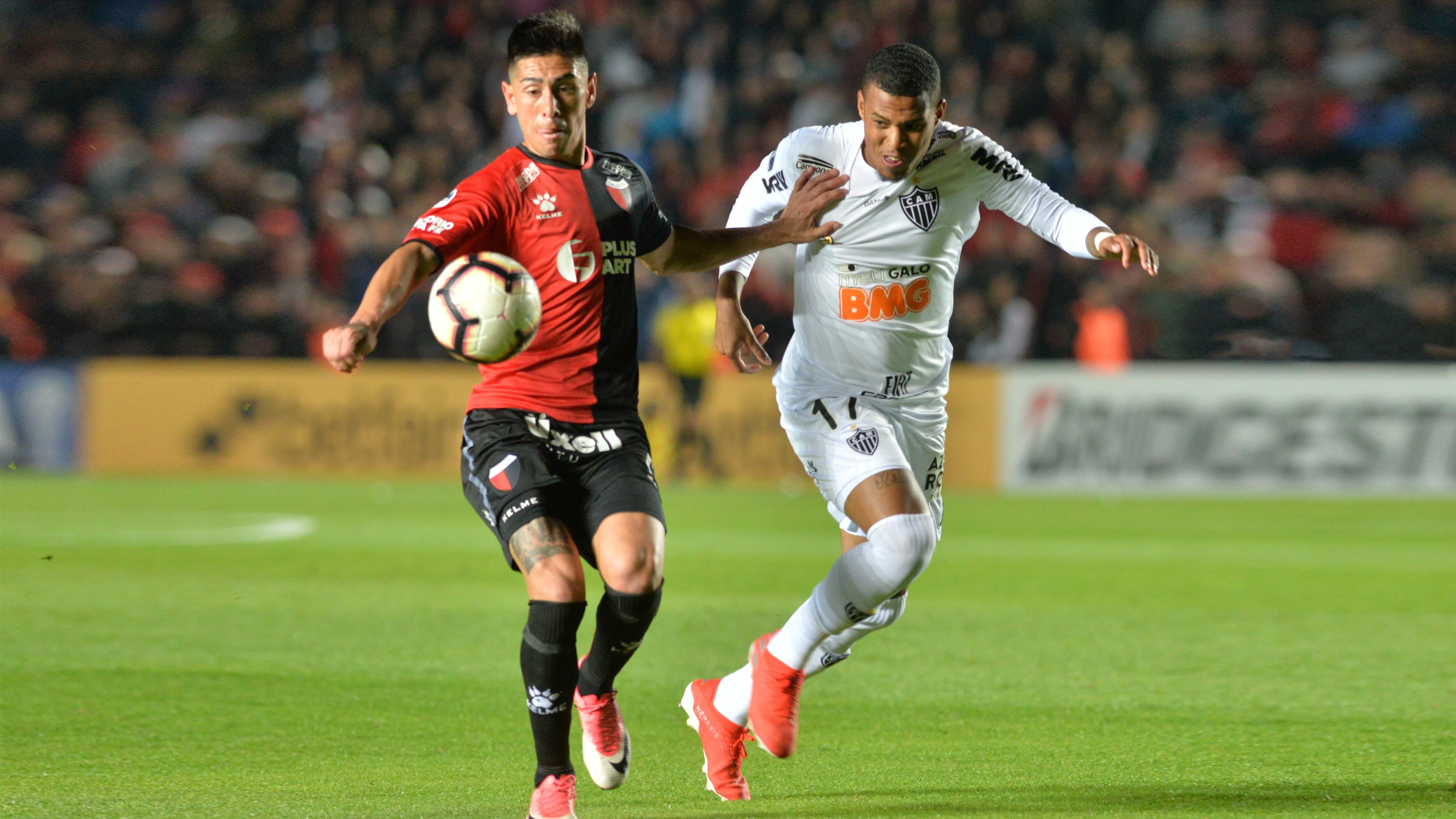 Olivera lucha con Alerrando en Santa Fe. La ida fue 2-1 para el Colón.