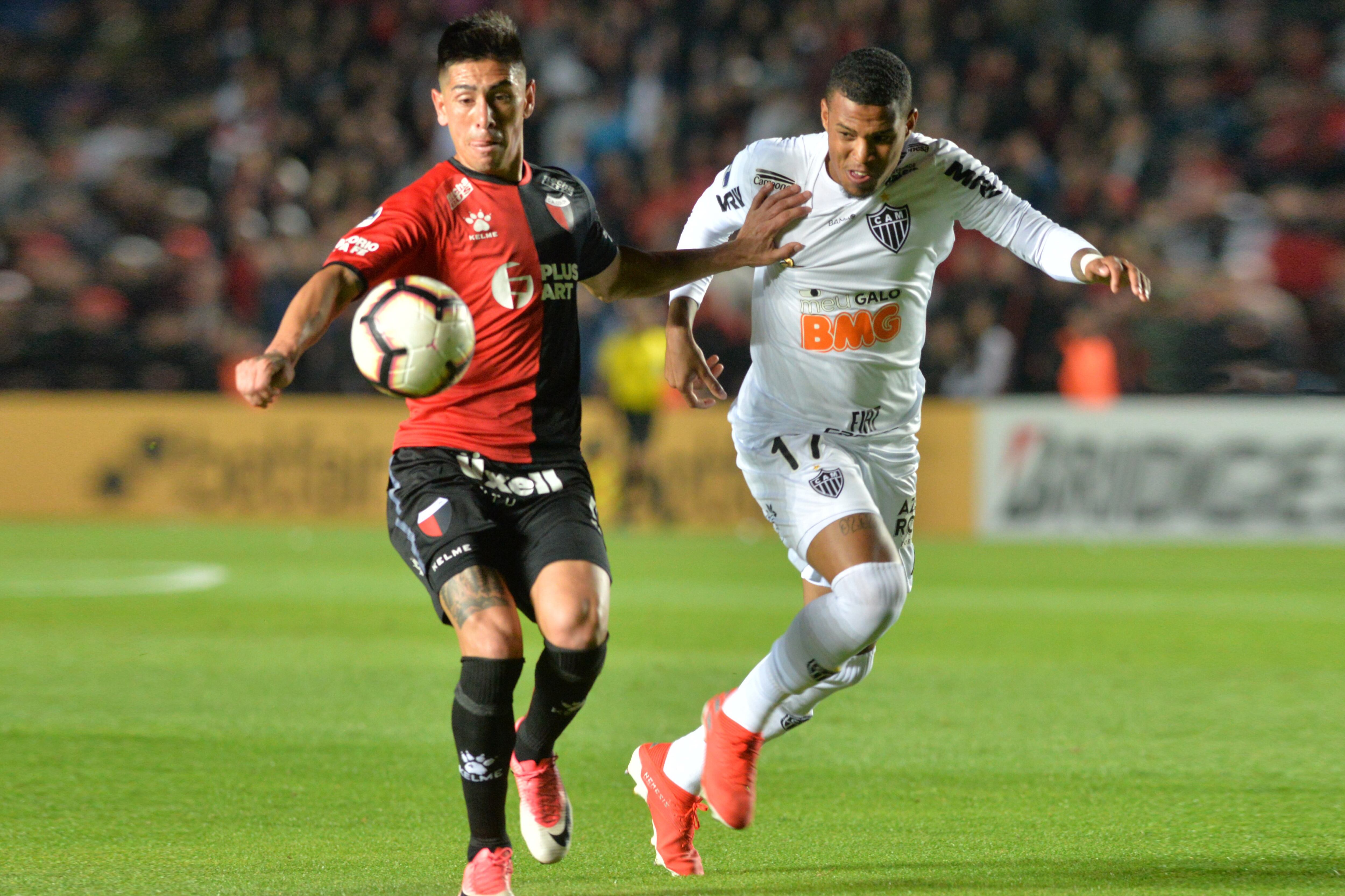 Olivera lucha con Alerrando en Santa Fe. La ida fue 2-1 para el Colón.