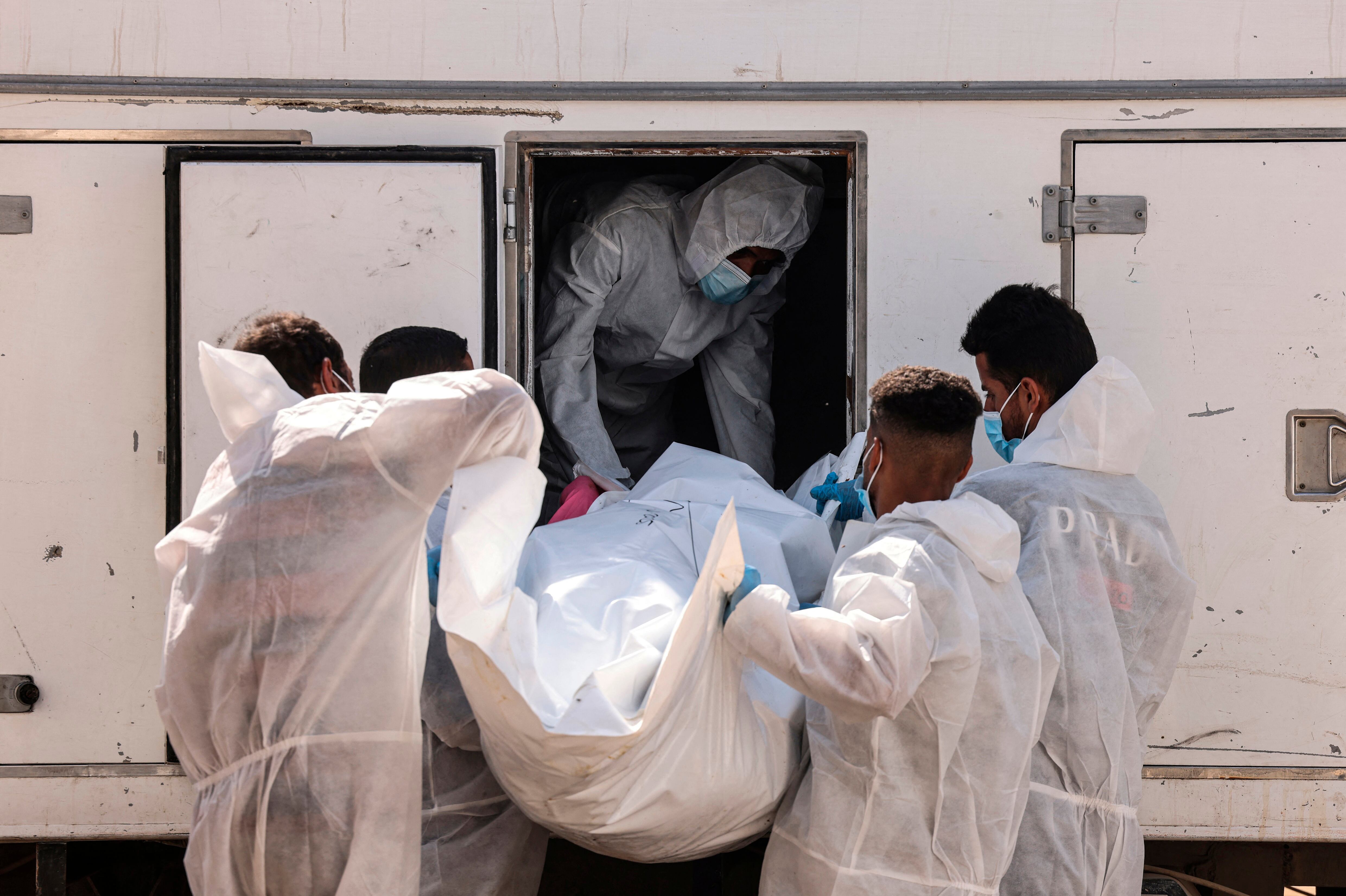 Descargan uno de los 30 cuerpos de palestinos en Khan Yunis, Gaza.