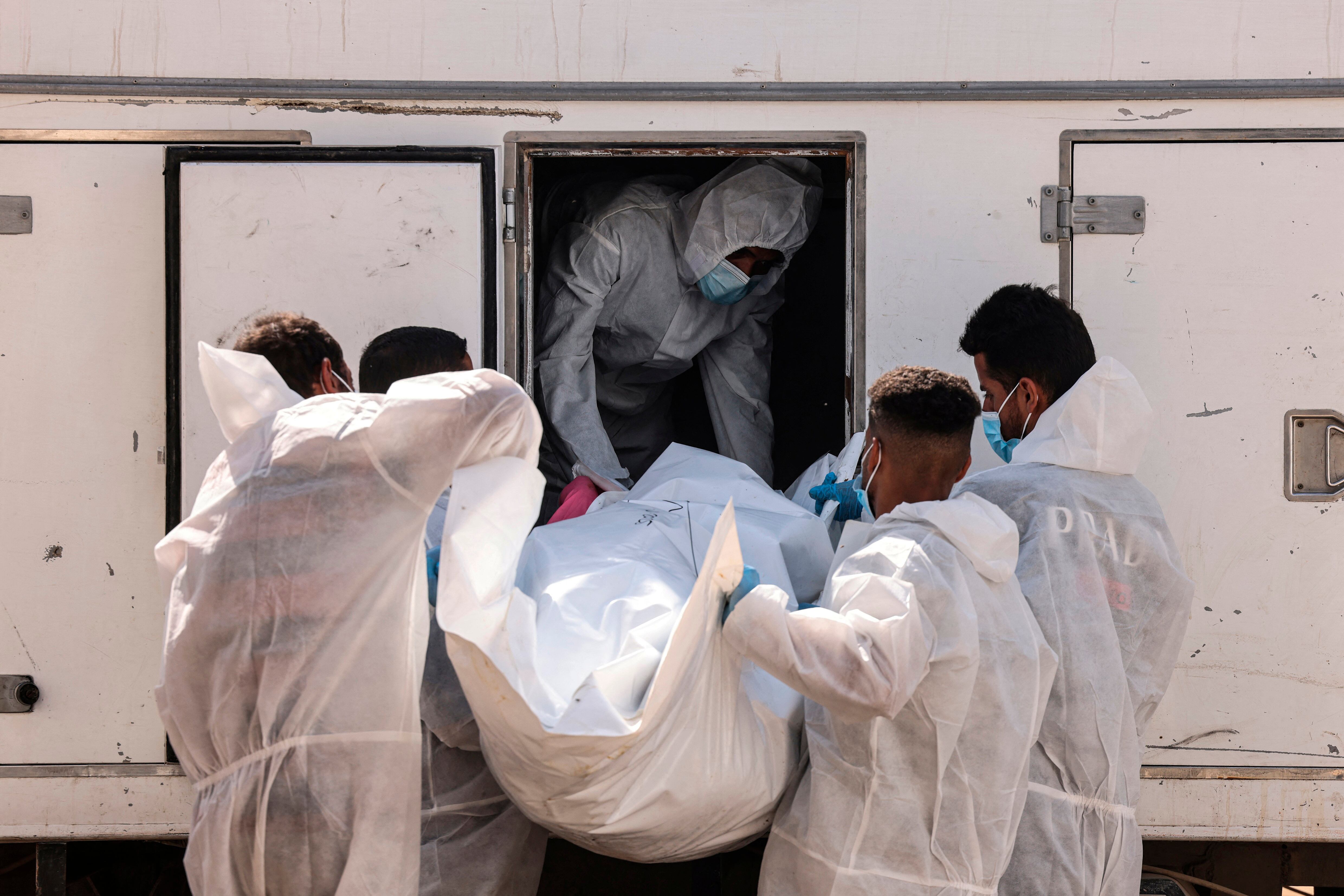 Descargan uno de los 30 cuerpos de palestinos en Khan Yunis, Gaza.