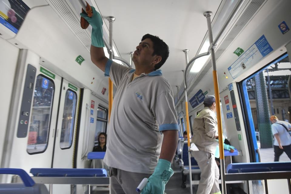 El subte también recomienda espacios entre pasajeros.