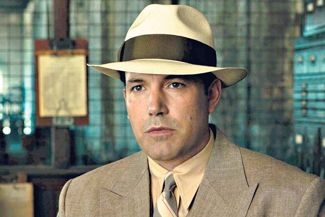 Affleck compone a un irlandés que trabaja para los italianos.