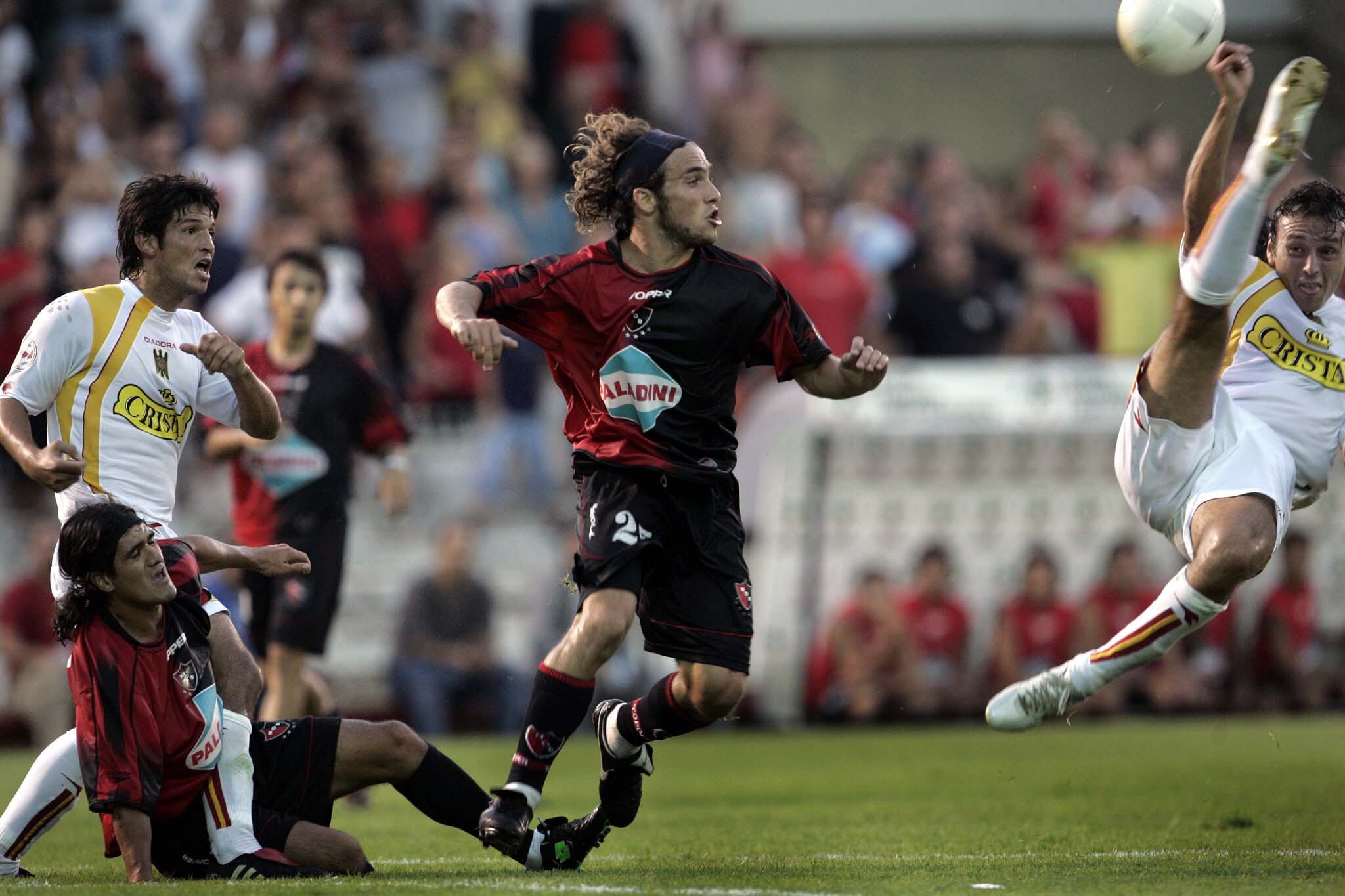 Belluschi durante un choque de Libertadores 2006 ante Unión Española de Chile. En el piso, nada menos que el Burrito Ortega. Atrás, fuera de foco, Scocco.