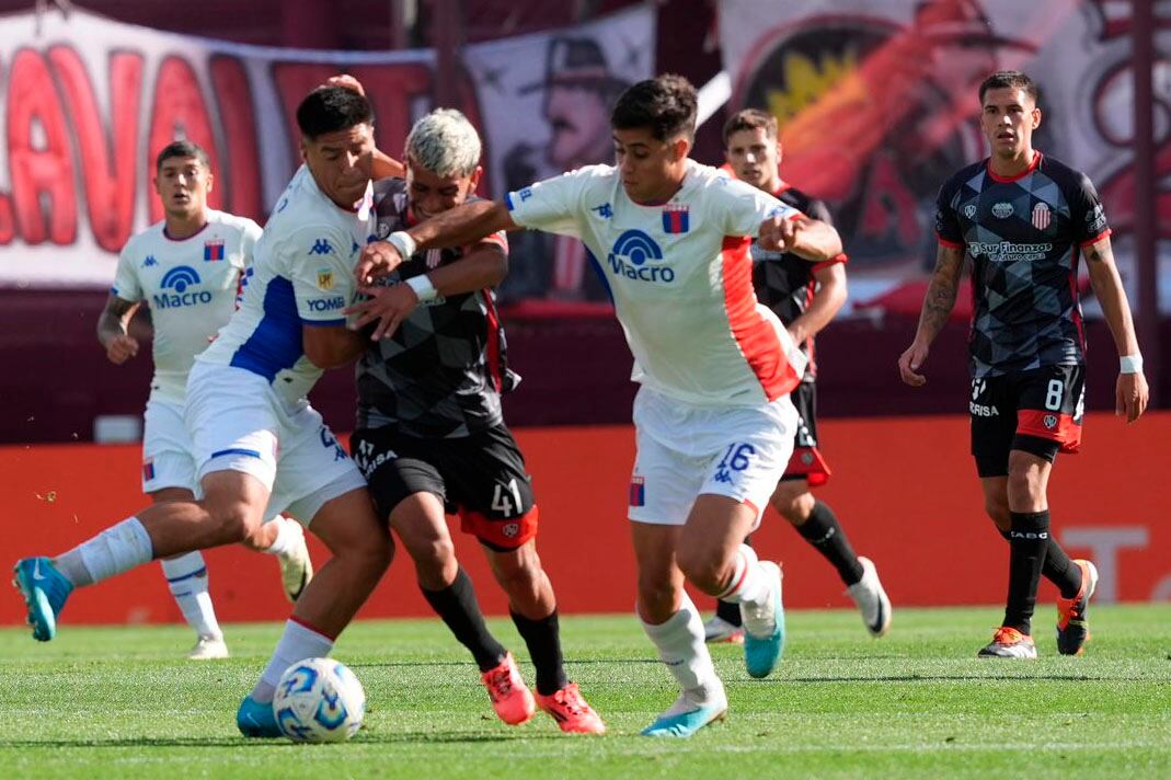 Ruiz sufre el rigor de dos rivales 