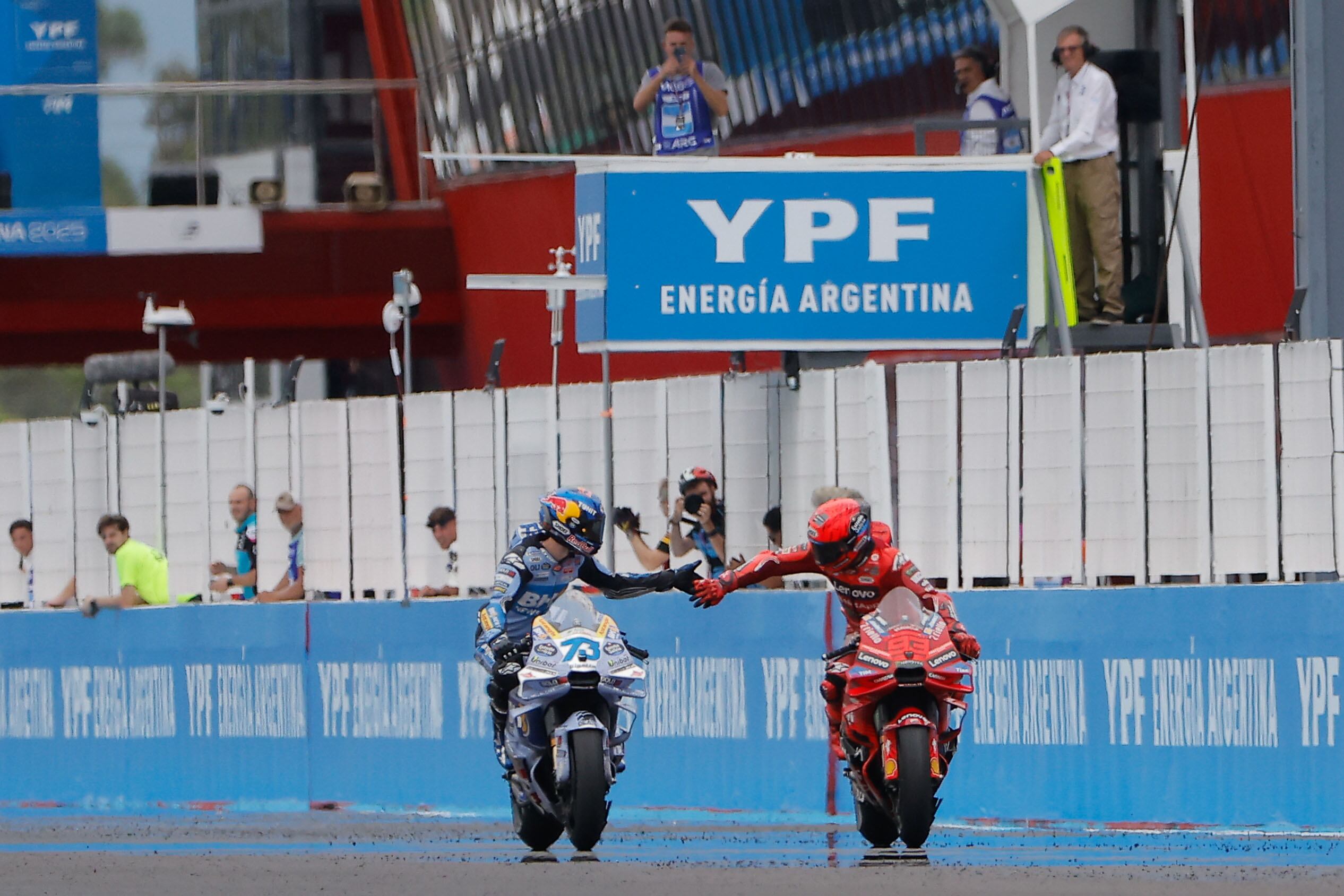 Marc Márquez, ganador, se saluda con su hermano menor, Alex, segundo en el GP de la Argentina.