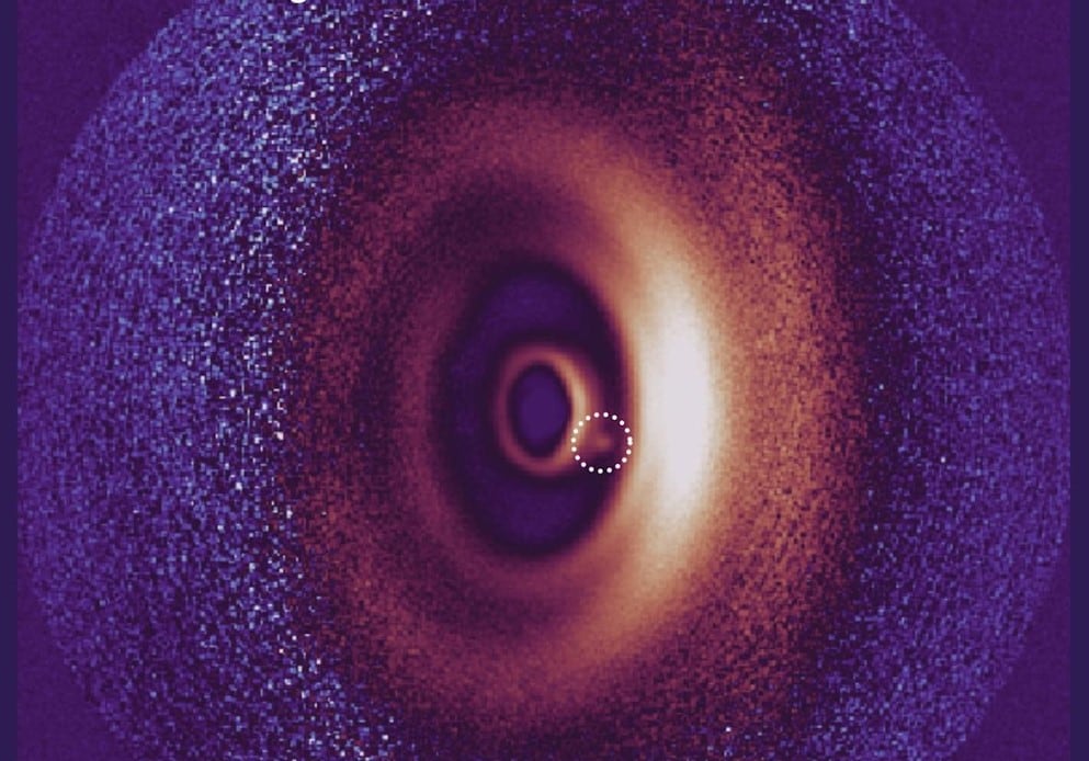 Las observaciones permitieron confirmar que el planeta sigue acumulando gas para formar su atmósfera y que su brillo actual proviene del calor remanente de su etapa inicial de formación