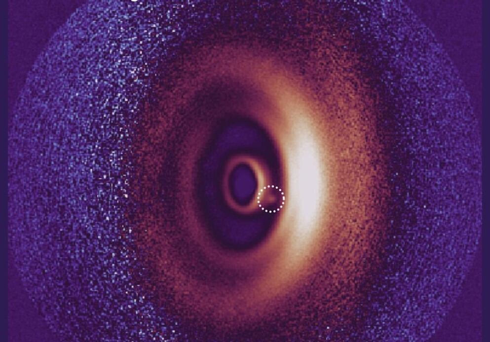 Las observaciones permitieron confirmar que el planeta sigue acumulando gas para formar su atmósfera y que su brillo actual proviene del calor remanente de su etapa inicial de formación