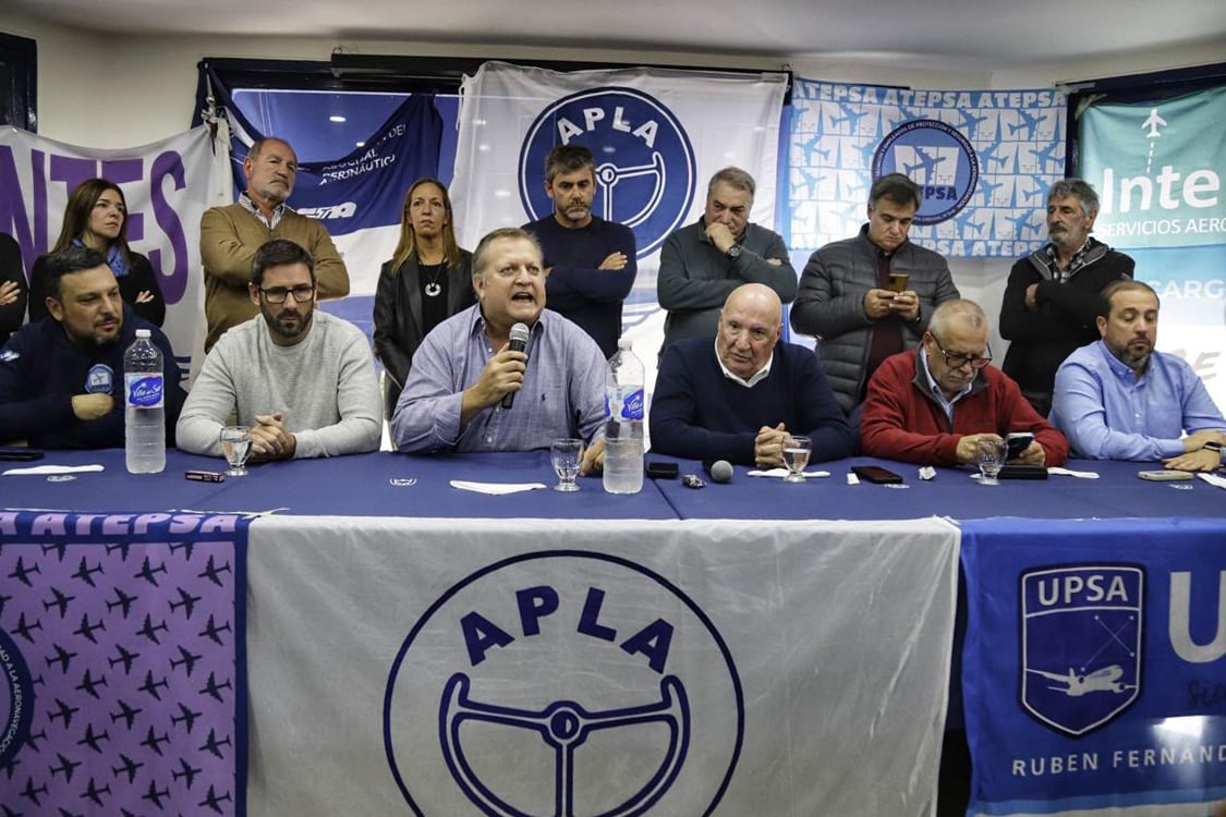Pablo Biró de APLA junto al resto de los gremios aeronáuticos.