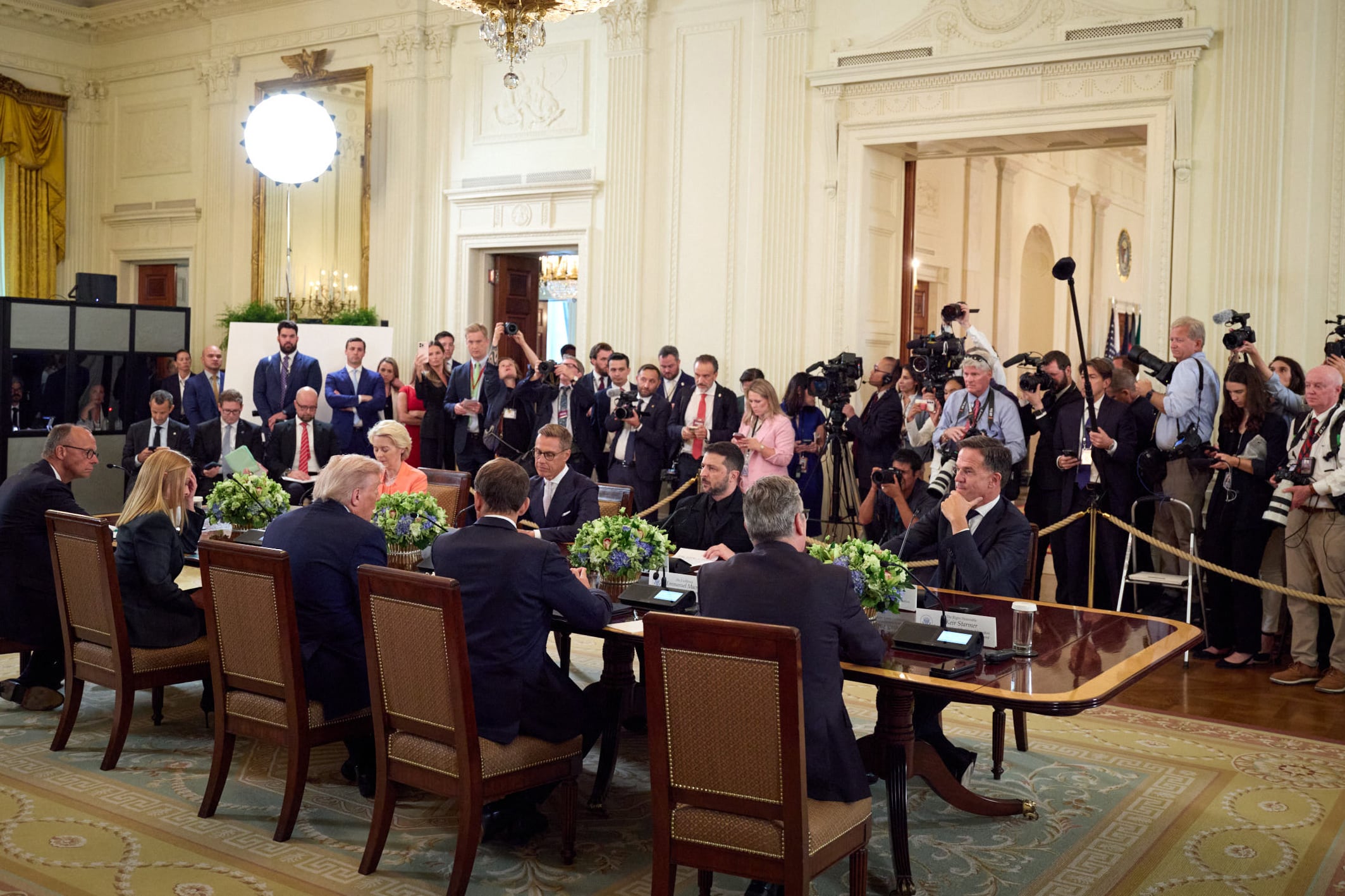 Trump, Zelenski y los líderes europeos conversan en la Casa Blanca.