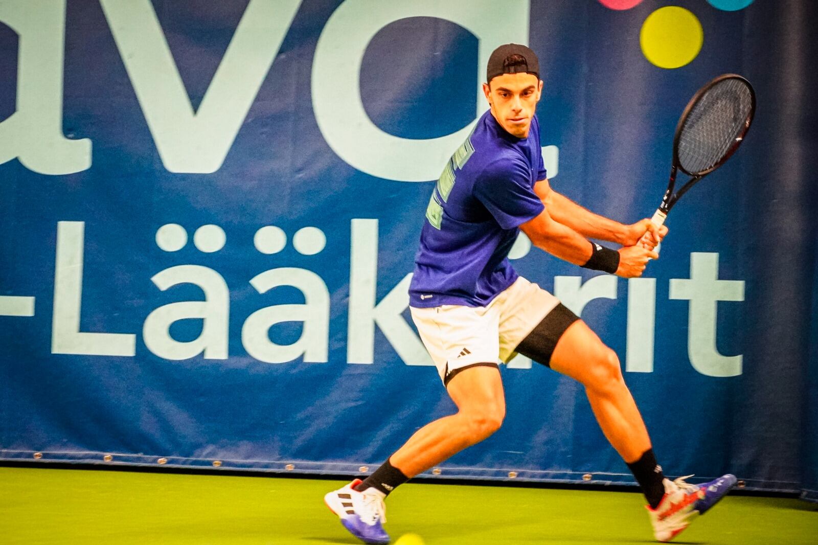 Francisco Cerúndolo pelotea en Finlandia durante un entrenamiento