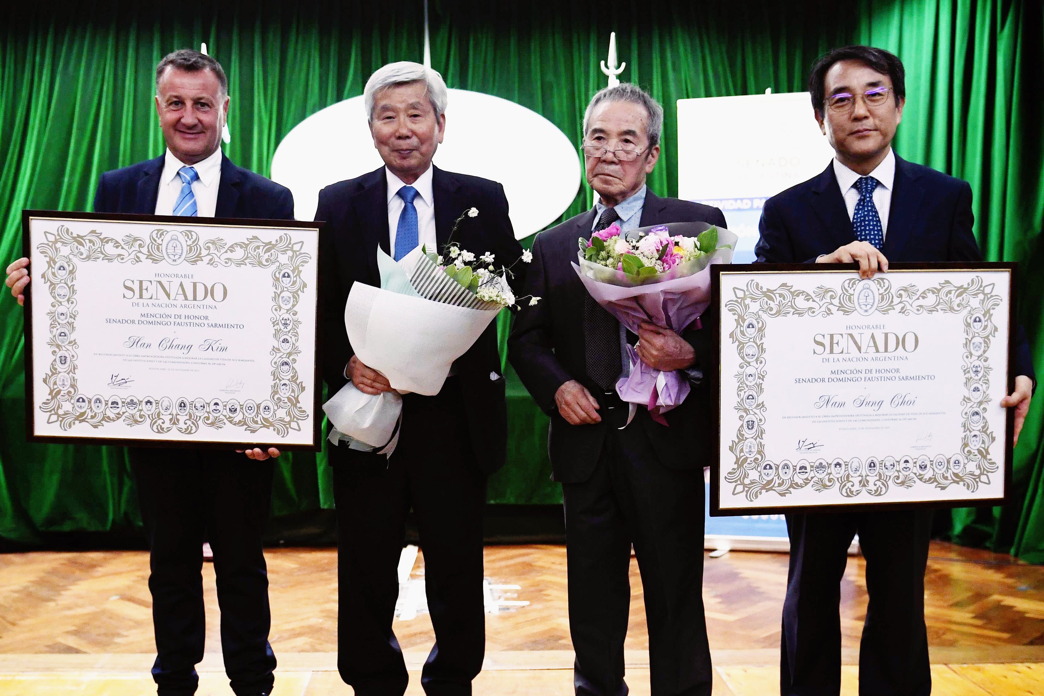 El senador Julio Catalán Magni, los maestros Han Chang Kim, Nam Sung Choi, y el embajador coreano Myung Soo Jang.